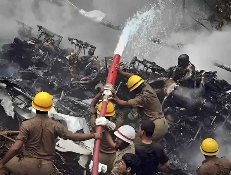 O aeronavă Air India cu 242 de oameni la bord s-a prăbușit în India, într-o zonă rezidențială (3)
