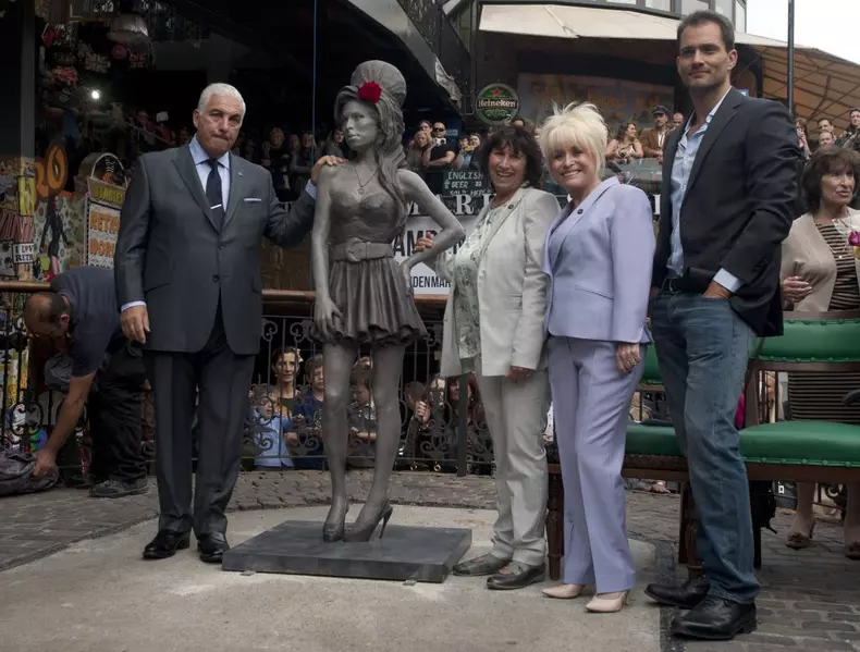 Statuie_Amy_Winehouse_EPA_4.jpg