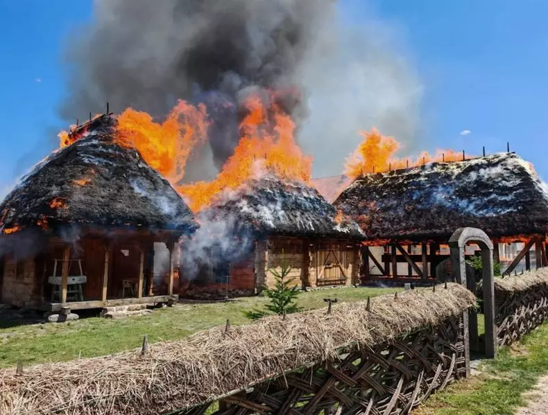 Casa Lupuț din Cizer, mistuită de incendiu. Monumentul istoric era asociat cu Horea, conducătorul răscoalei din 1784 (3)
