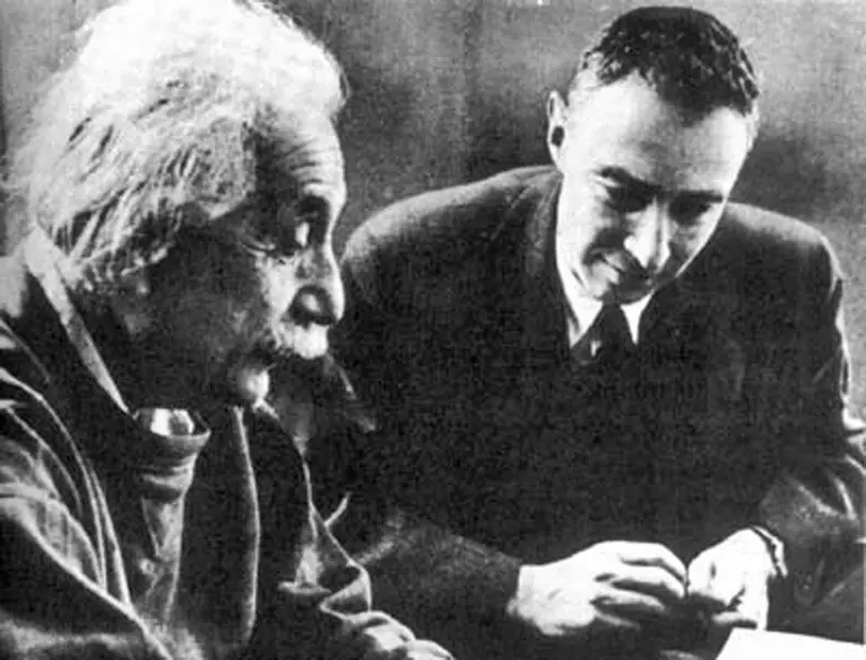 Einstein_oppenheimer