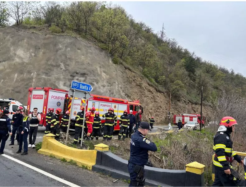 Un microbuz cu pasageri a căzut în Dunăre, în județul Mehedinți - 1