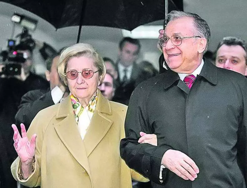 04-iliescusininaf64bfdd54e-600