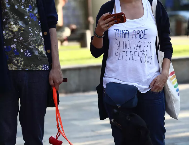Pantofi, expuși în Piața Universității pentru a sprijini comunitatea LGBT (4)