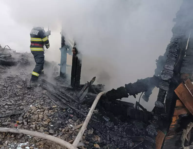 casă mistuită de foc