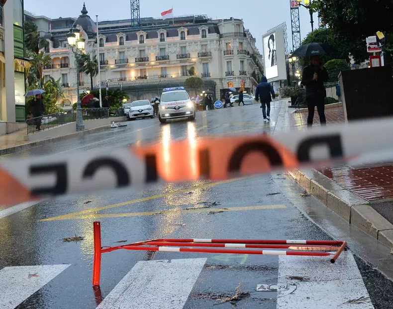 Jaf spectaculos în Monte Carlo | Hoții au incendiat o mașină să distragă atenția polițiștilor și apoi au dat spargere la un magazin de bijuterii