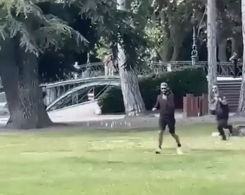 BI - No Credit - Captures d'ecrans de l'individu de nationalité syrienne, âgé de 32 ans qui a attaqué plusieurs enfants âgés de 3 ans à l'arme blanche à Annecy (Haute-Savoie)