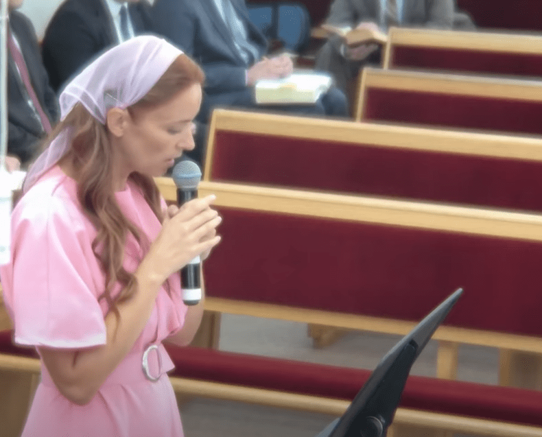 Diana Dumitrescu la biserică (1)