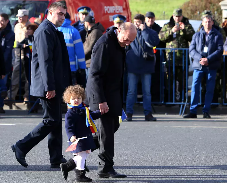 basescu-cu-copilul.jpg