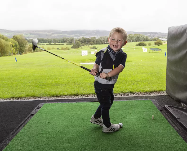 "Micuțul Rory McIlroy". Un copil de 3 ani, noua senzație în golf. Băiețelul s-a apucat de sport pentru a face față morții tatălui lui