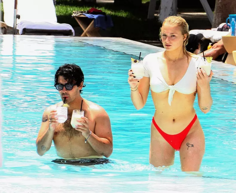*PREMIUM-EXCLUSIVE* Joe Jonas and Sophie Turner soak up some sun and cocktails in Miami