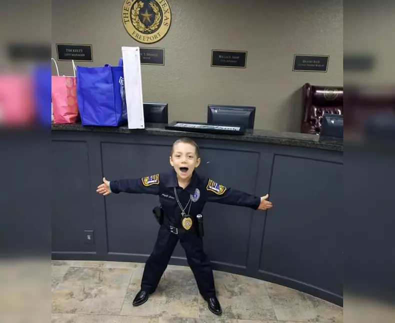 O fetiță de 6 ani care suferă de cancer și-a îndeplinit visul de a deveni polițistă, în Statele Unite. A fost un moment magic FOTO&VIDEO