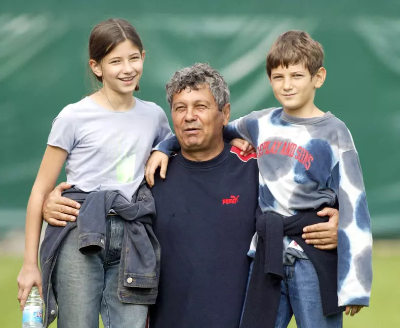 Mircea Lucescu inconjurat de cei doi nepoti in 2002. hepta_79760331