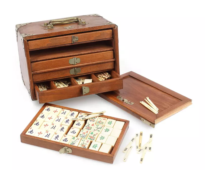 Joc de mahjong din lemn de fag, cu piese din os si bambus, inceputul sec. XX