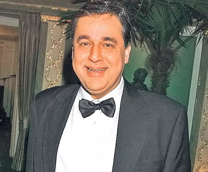 12-13-iubit-Hasnat-Khan.jpg