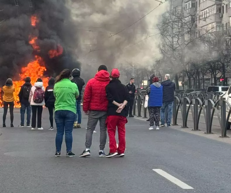 Imagine de la incendiul violent din Calea Moșilor. Foto: Antena 1
