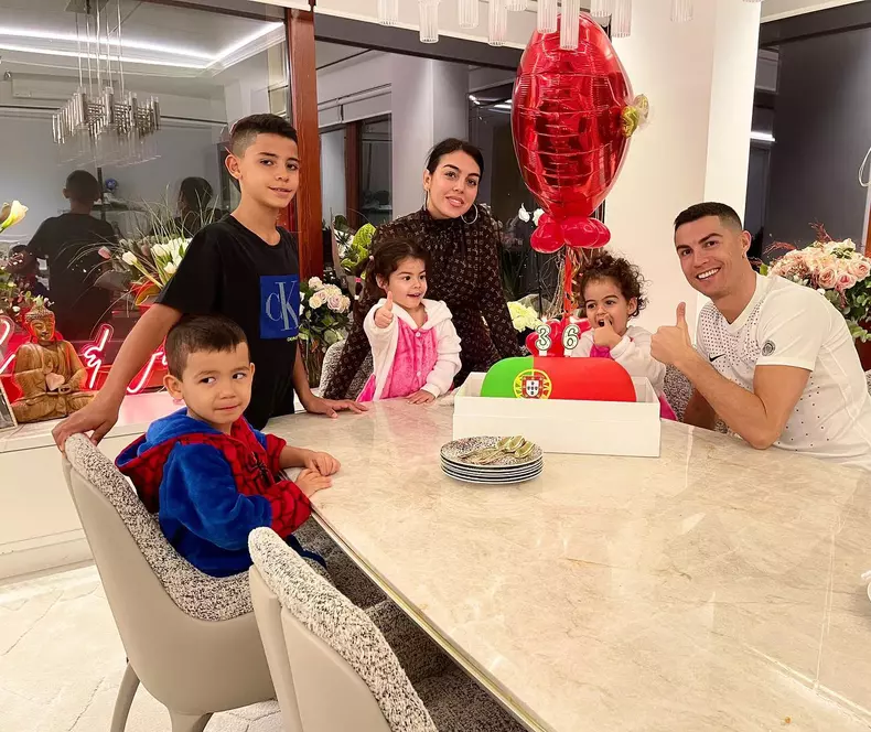 cristiano-ronaldo-si-georgina-rogriguez-gemeni-6