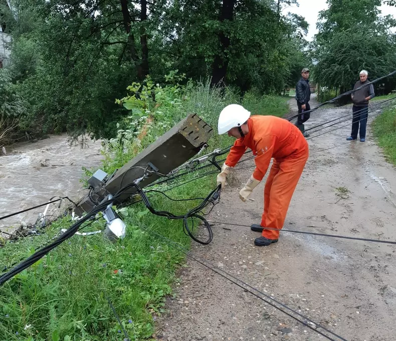 Localităţile din Moldova rămase fără curent din cauza viiturilor (4)