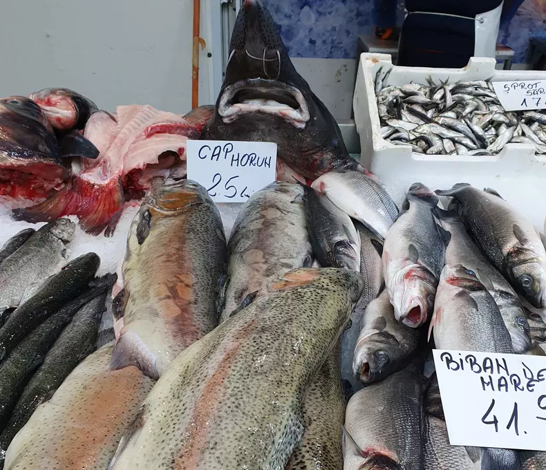 Tarabele din piața Obor sunt pline cu pește proaspăt. FOTO: Libertatea