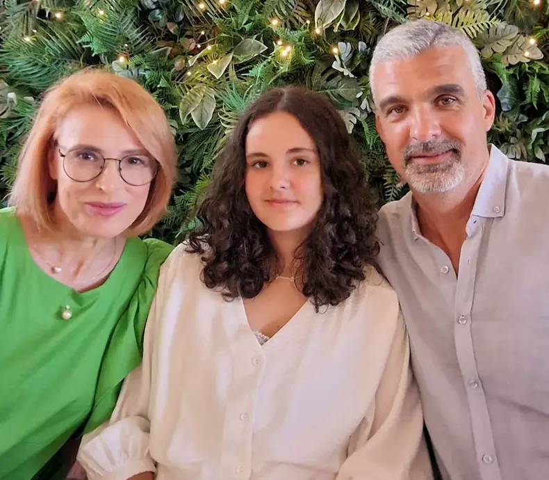 Monica Davidescu sotul si fetita