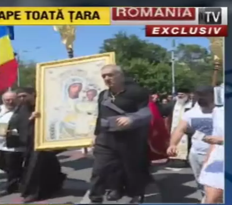 gigi-becali-preoti-piata-victoriei-1 (1)