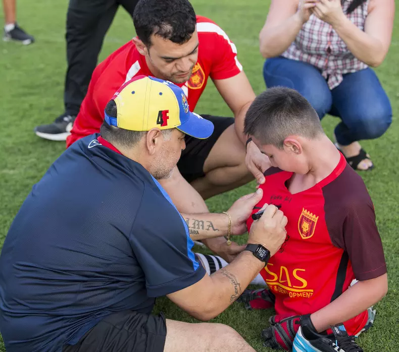 maradona copil fara picioare