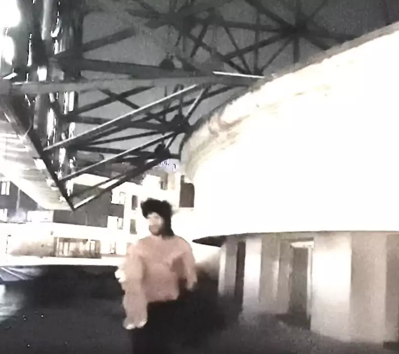 mihai-bendeac-in-fusta-si-cu-peruca-de-craciun-1