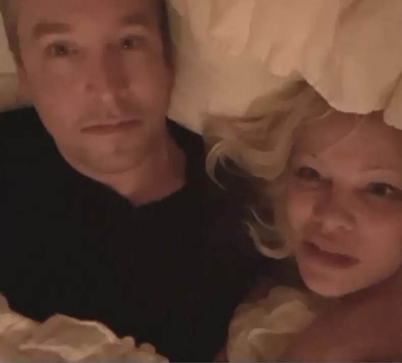 Pamela Anderson divorțează