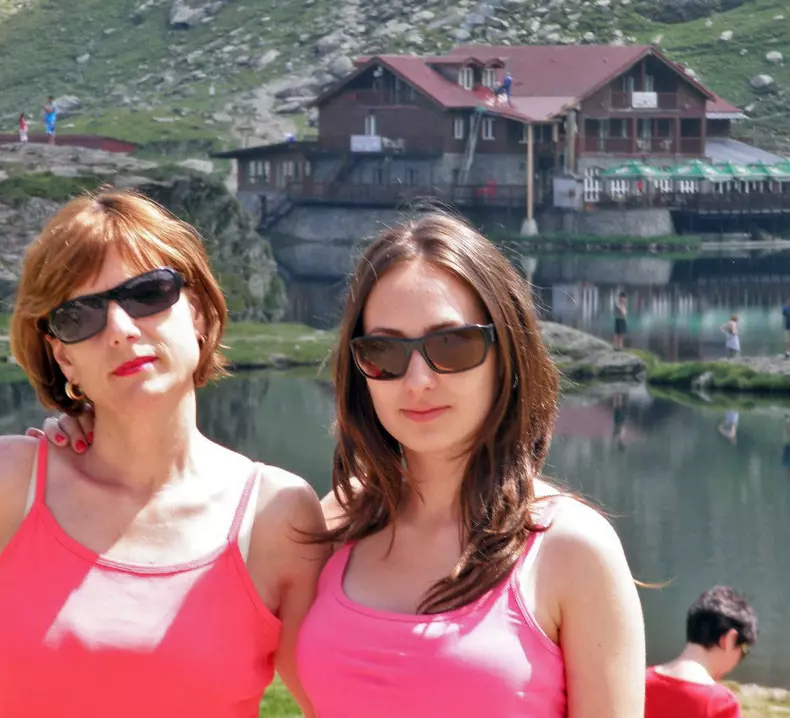 Mariana și fiica ei Georgiana, în vacanță