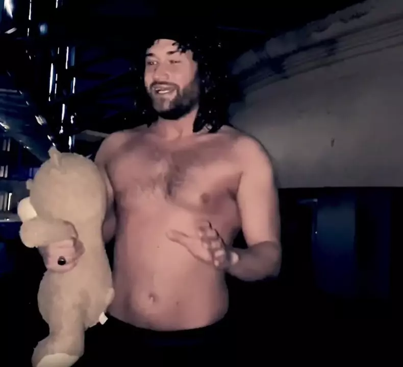 mihai-bendeac-in-fusta-si-cu-peruca-de-craciun-2