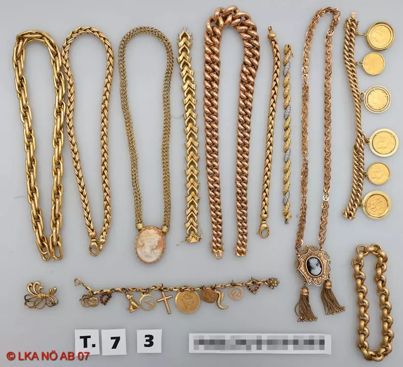 Colierele găsite în casa ghicitoarei Mariana. Foto Polizei.gv.at.