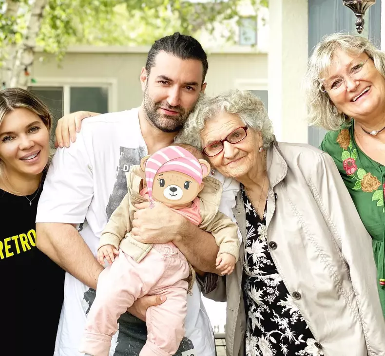 josepghine-fiica-gina-pistol-si-smiley-4