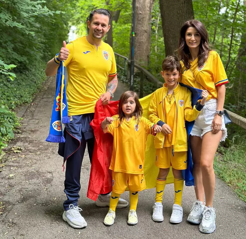 magicianul robert tudor si familia meci fotbal romania bosnia