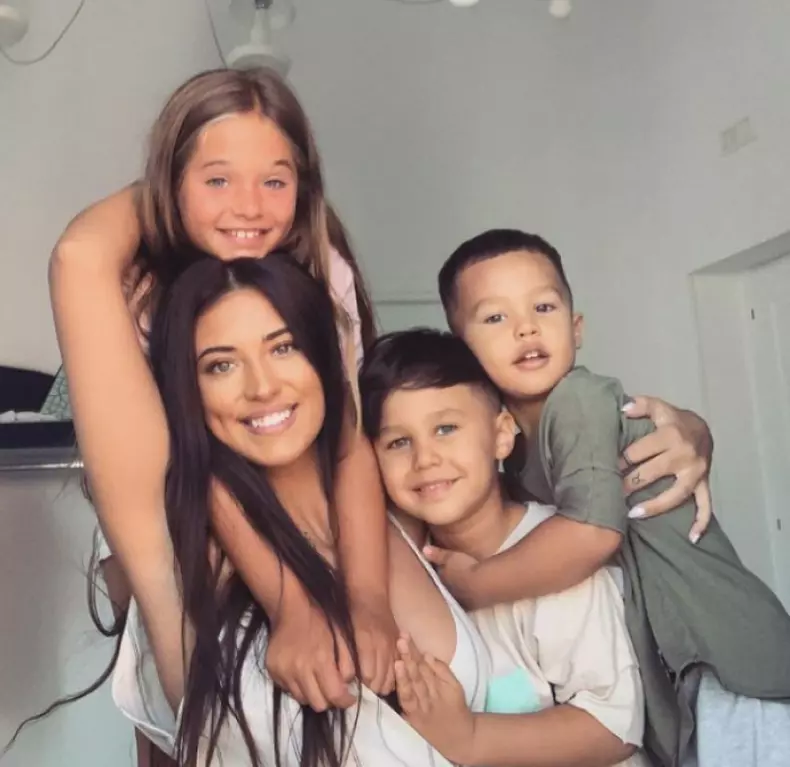 antonia-si-cei-trei-copii-ai-sai