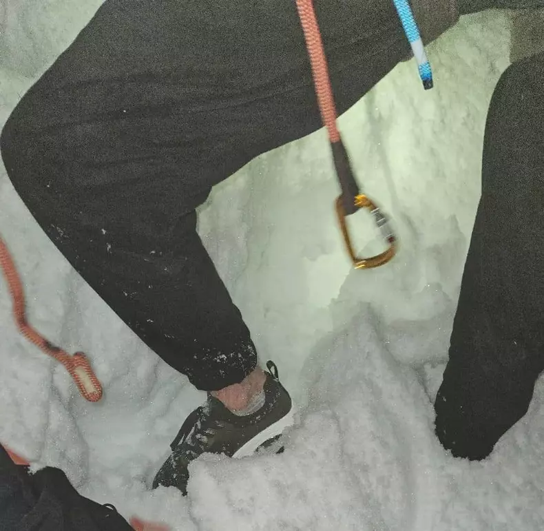 turist in adidași pe munte