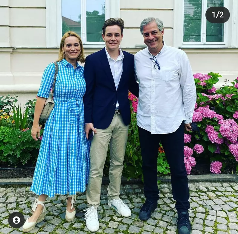 fiul andreei esca a absolvit liceul (3)