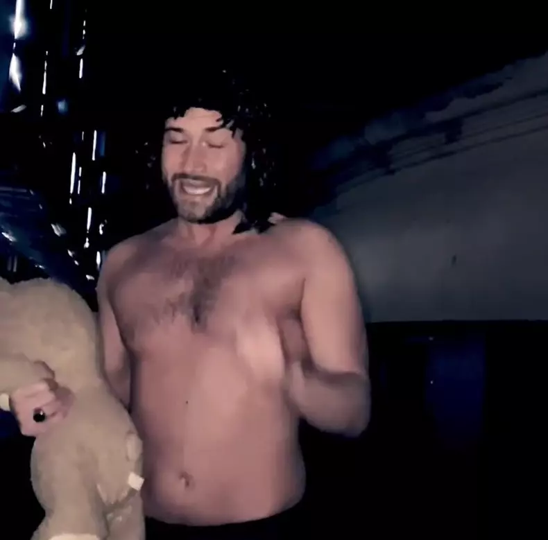 mihai-bendeac-in-fusta-si-cu-peruca-de-craciun-3