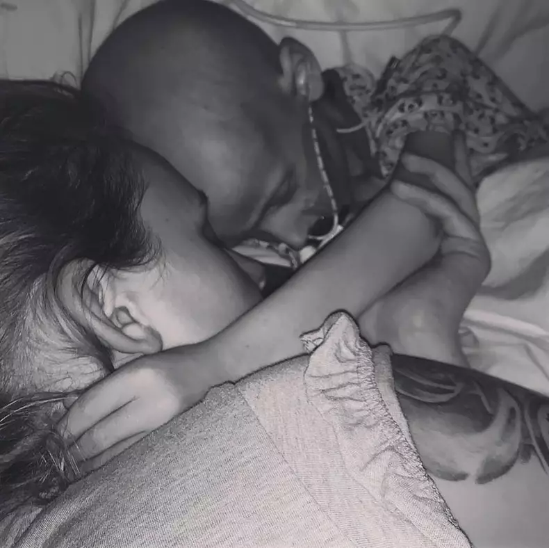 Ultimele cuvinte ale unui băiețel înainte să moară de cancer în brațele mamei lui: Mami, îmi pare rău...