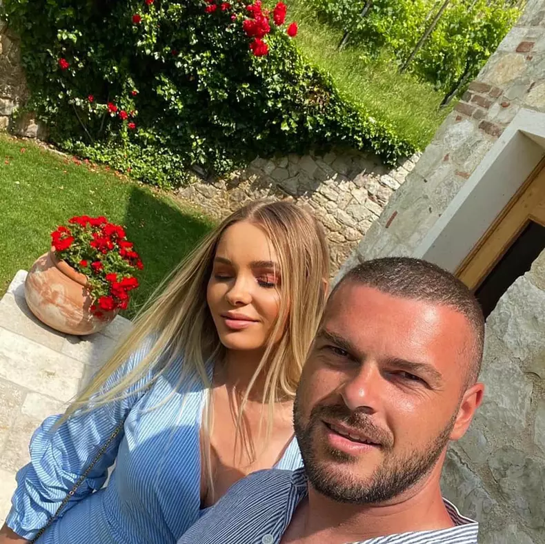 1968739483450758836537616912421601119542219n-1