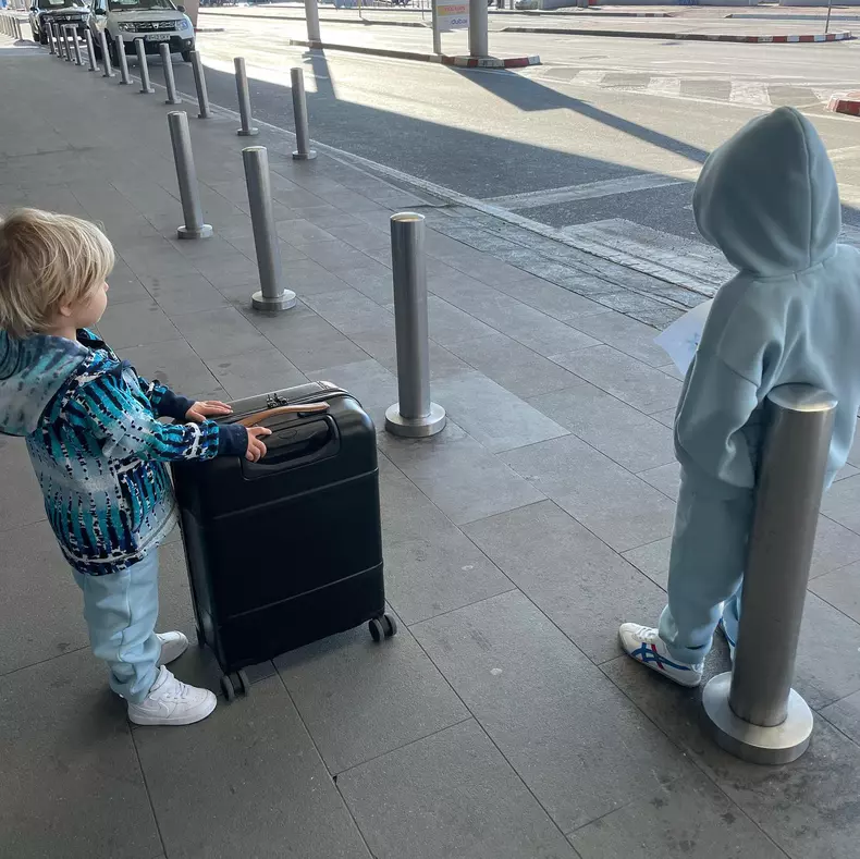 adela-popescu-si-radu-valcan-nu-au-putut-pleca-in-dubai-3