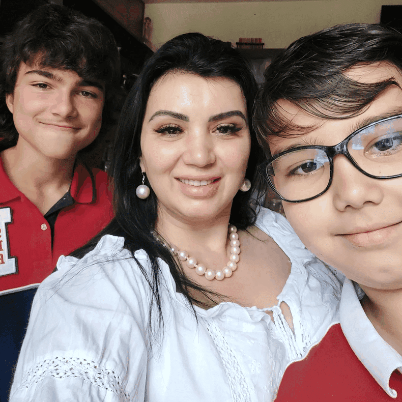 adriana-bahmuteanu-si-baietii-ei-2