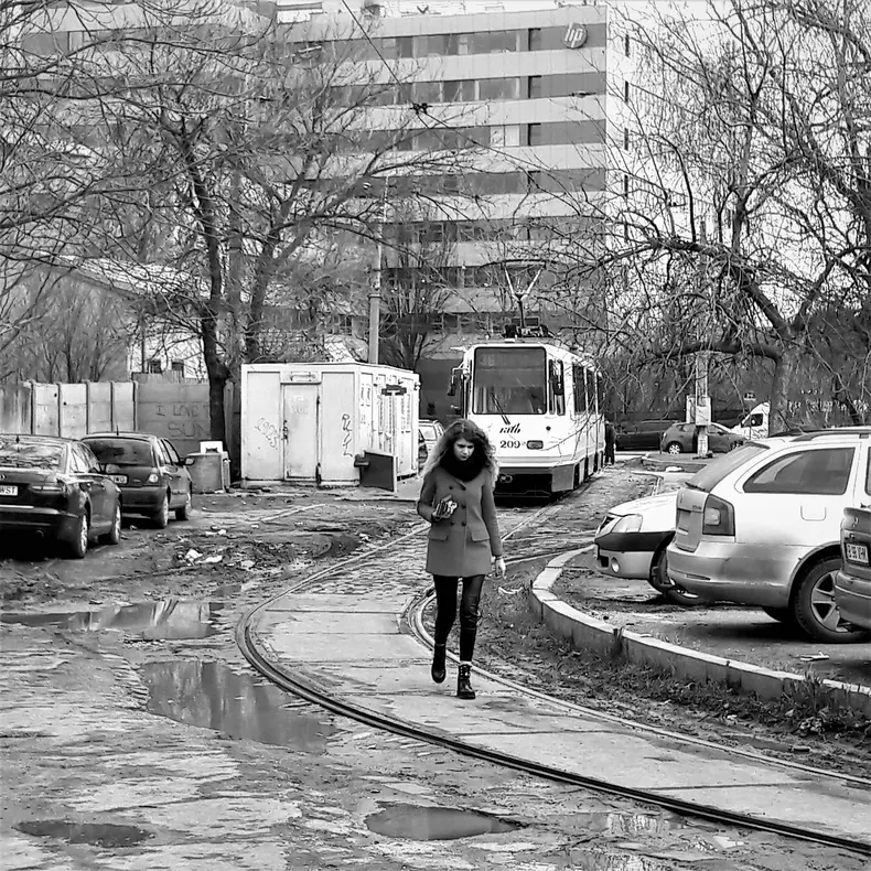 În Pipera, cerul este privit rar. Gropile și noroaiele te obligă să mergi cu capul plecat.