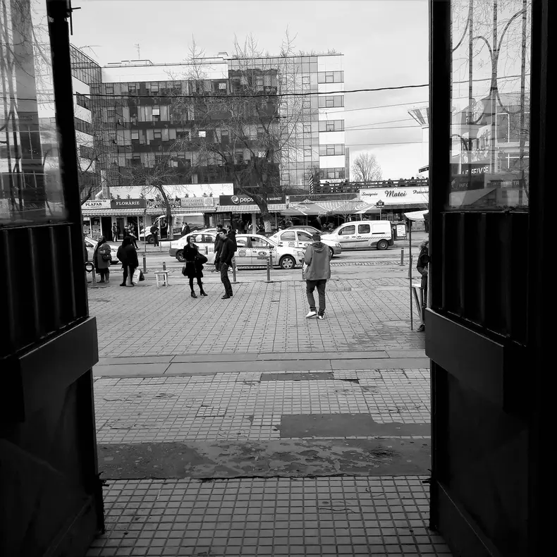 Mijlocul zilei este momentul de respiro al statiei de metrou Pipera. Potrivit Metrores, în luna octombrie 2017, pe acaestă ușă au intrat 600 000 de persoane.