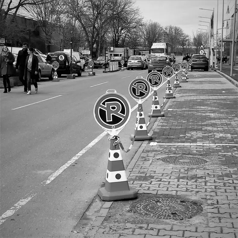 Pentru unii rezidenti ai cartierului Pipera sunt intotdeauna locuri de parcare. De cele mai multe ori acestea sunt goale pe tot parcusul zilei.