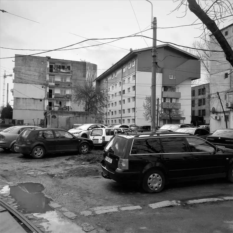 Pipera veche vs. Pipera noua. Simbolul corporației imparte bogatia si saracia.