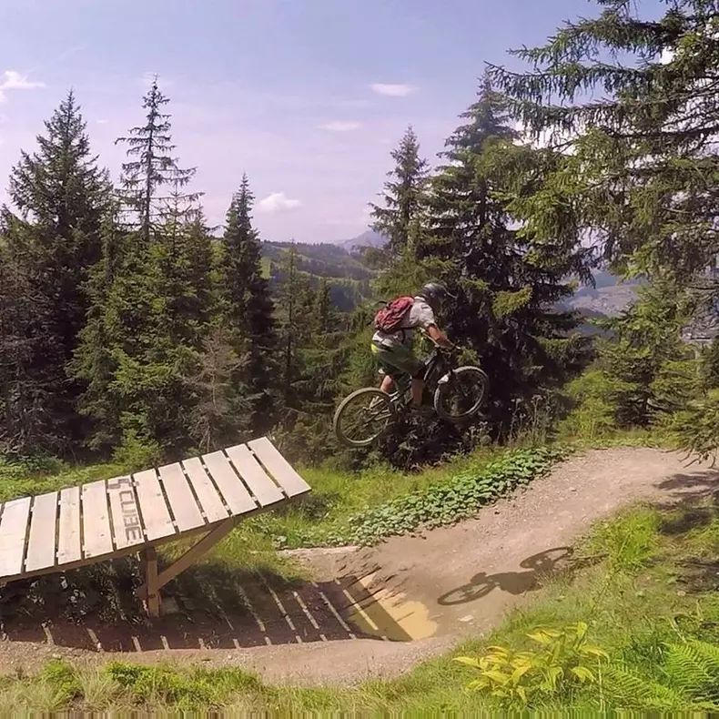 Un biciclist a fost împușcat mortal de un vânător în Alpii francezi (4)