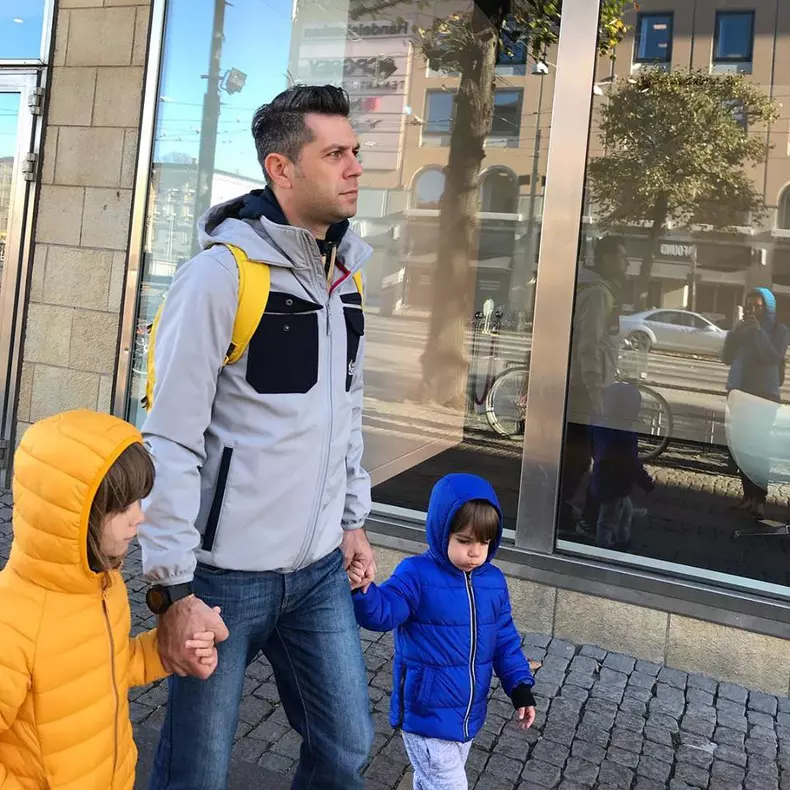 Daniel Osmanovici cu copiii de mână