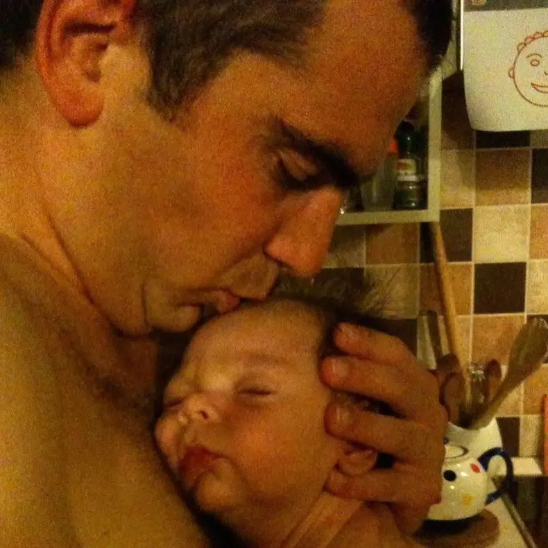 Alex Zamfir cu băiatul său când era bebeluș