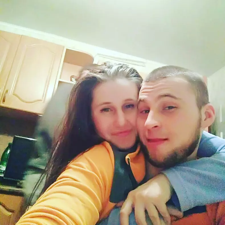 O tânără din Rusia și-a ucis iubitul cu o țepușă pentru frigărui