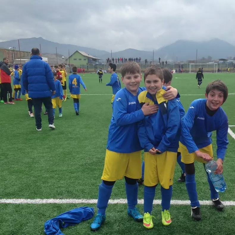 Ioana Bălăceanu, dreapta, pe vremea când juca în echipa de băieți a CSȘ ”Dinicu Golescu” Câmpulung