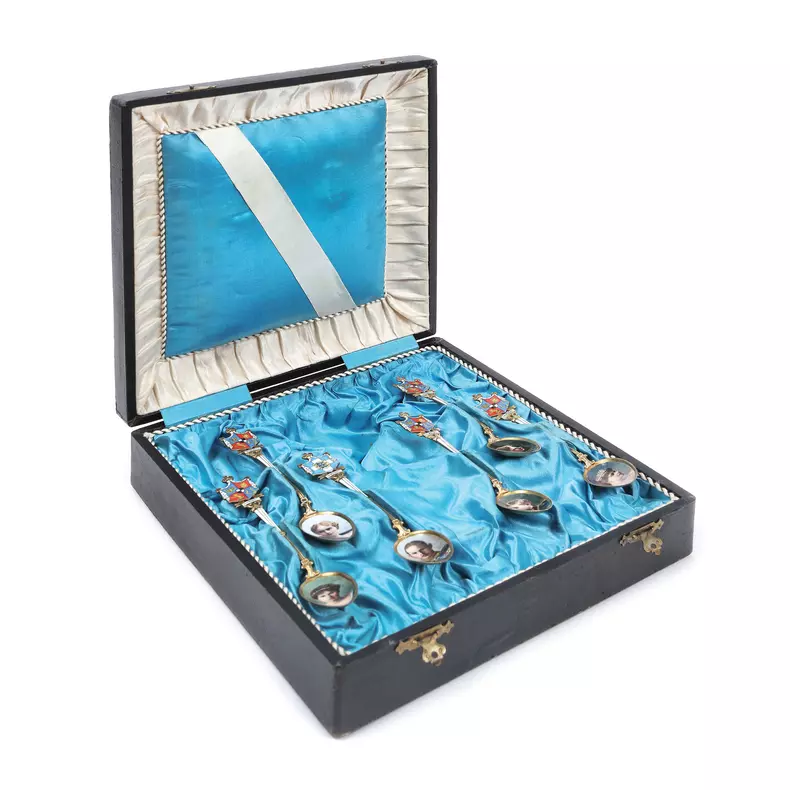 Set format din șase lingurițe-suvenir, din argint aurit emailat, ornat cu chipurile membrilor Casei Regale Române